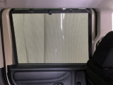 ロールサンシェイドは、太陽光を防ぐので冷房の効きを良くする効果もあるんです。エアコンを控えめにすれば燃費向上も期待できます