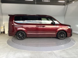 狭い駐車場でも、スライドドアならチャイルドシートへのお子さまの乗降や荷物の積載もスムーズ。とても便利な【両側電動スライドドア】ドアハンドを少し引くだけでリアドアが自動開閉します。