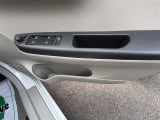 運転席パワーウィンドースイッチとドリンクホルダーになります。