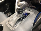 操作しやすいATシフトです。シフトチェンジを気にしなくてよいので運転だけに集中できますね。自然と手に届くところにある、手になじむ形状のシフトノブがいいですね。