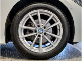BMWの純正アロイホイールは軽量かつ強度にも優れているホイールで走行性能を引き上げる設計になっております。足元にもBMWは妥協がなくこだわっている個所になります。