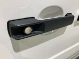 シートヒーターはエアコンより温まるのが早く、寒い日の運転には欠かせない装備です。3段階の温度調節ができ、快適な温度でドライブいただけます。