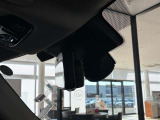 【ミラー内蔵ETC】BMWのETCシステムはルームミラー内蔵型となります。ルームミラー配置により収納スペースを確保しています。