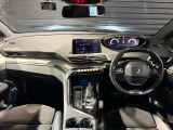 スッキリとまとめられた運転席周りで、運転を楽しくさせる内装です。まさにcockpitです!