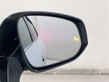 【ブラインドスポットモニター】隣の車線を走る車両をレーダーで検知し、ドライバーでは見えない四角に存在する車両を検知するとドアミラーに搭載されたインジケータが点灯します