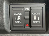 【両側パワースライドドア】スマートキーや運転席のスイッチで後席両側スライドドアの開閉が可能♪電動だから力を入れてドアを開ける必要が無く、小さなお子様でも簡単に開け閉めでき快適です♪