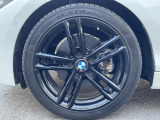 BMWならではの卓越した走りを支えるホイールと足回りです!日本車の走りに慣れている方にもぜひ体感して頂きたいほど、高いレベルでまとまっています!純正18インチアルミホイール。