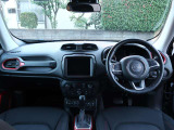 美しい内装のデザイン、ハンドルを握るたびにワクワクするお車ですよ。