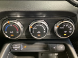 空調スイッチ類は最近流行のタッチパネル式ではなく、運転中でも直感的に操作できるダイヤル式を採用しております。