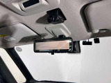 スマートルームミラーで後方の映像がルームミラーで確認できます。
