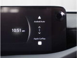 【スマートフォン連携】車内でスマートフォンと連携し、Apple CarPlayやAndroid Autoで通話、音楽、マップなどの様々な機能が利用可能です。
