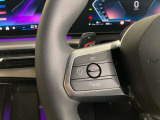 運転中にもオーディオの音量やFMの切り替えなどステアリングでの操作で切り替え可能なため、ステアリングから手を放す必要がない為、運転中でも操作が簡単でございます。