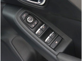 運転席ドア内側には、パワーウィンドースイッチが集約され、ドアミラーの調整スイッチも装備されております!1か所で簡単に窓ガラスやドアミラーの鏡の調整操作が可能です!