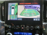 パノラミックビューモニター搭載。カメラで車両周囲の状況を映し出すため、狭い場所での駐車などに役立ちます。