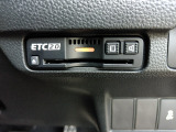 ETC付。高速道路の料金所はキャッシュレスで通過です。サービスエリア等にあるスマートインターの出入口も利用可能でとっても便利。ご納車後すぐにお使い頂けるようセットアップしてのお渡しとなります。