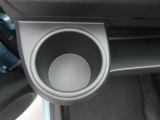 カップホルダーは運転席や助手席からちょうど手の届く位置です!!