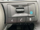 【プロパイロット】搭載。高速道路同一車線内走行時に、ステアリング、アクセル、ブレーキ操作をクルマがサポート。ドライバーの負担を軽減します。