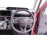 シンプルな運転席。運転は軽いハンドル回しで軽快なドライブを楽しめます。