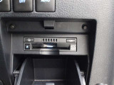 高速道路上に設置されたITSスポットと双方向通信を行うETC2.0ユニットは、ETC機能に加え、安全運転をサポートする交通情報を提供します。
