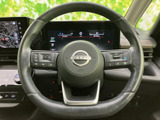 手元にスイッチがまとまり、運転姿勢を保ちながら各種機能を扱いやすいステアリングです。メーターや周辺画面とあわせて視認しやすく、必要な操作を手元で行える便利さが日々の運転を支えます。