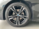 路面にしっかりと接するタイヤとM Sportのシャシーが、320d xDriveの走りを支えます。サイズや銘柄についても現車にてご確認いただけます。