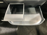 【カップホルダー付スライドトレイ】パックの飲み物も置けるドリンクホルダーです!