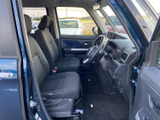 運転席まわりは前方の視界が広く、座ったまま周囲を確認しやすい印象です。シートや足元も落ち着いた色合いでまとまり、毎日の移動を快適に過ごせる空間になっています。