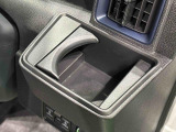 運転席側掘り込み式カップホルダー