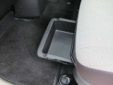 助手席下には便利な収納スペースがあります♪♪ 車検証など入れておく場所にもなりますので、グローブボックスを犠牲にする事が減ります♪♪