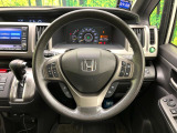 インテリアに合わせたデザインのステアリングは、運転される方のことも考え、運転しやすい形状、大きさです。是非一度、実際に触ってお確かめください。