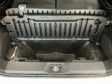 【ラゲージアンダーボックス】転がりやすい小さなお荷物などはこちらのボックスがお役立ち。スペースを有効活用しスッキリした車内空間に!
