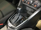 6速オートマチックとなります。ギアの切り替えも手動で行えるのでマニュアル車を運転しているような感覚でもドライブをお楽しみいただけます。