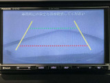 【バックカメラ】運転が苦手な方も車庫入れラクラクです!ギアをリバースに入れれば自動的に切り換わりますので、面倒な操作は不要です♪狭い駐車場もお車を傷つけず安心ですね!