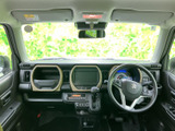 運転席まわりは前方の窓が大きく、周囲を見渡しやすい開放的な印象です。シートは落ち着いた色合いで、座った際にもゆったりと過ごせる空間が広がっています。