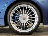 【BMWアロイホイル】軽量かつ強度に拘ったアロイホイル。走行性能ポテンシャルを引き出す設計。車の足元を引き締めてくれる大きなポイントはアロイホイルです。
