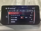 カメラが車線を認識してはみ出しそうになるとステアリングアシストが介入するレーン・キープ・アシストシステムを装備しております。お好みで作動・非作動の設定も可能です。