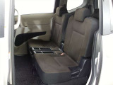 中古車をキレイで気持ちよくお乗りいただけるよう、エンジンルームからシートを外した洗浄まで、目に見えない部分も徹底的に洗浄しています!