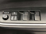 パワーウィンドは今や当たり前の機能ですが、無いと困る機能です。運転席からの操作で、全席の窓を振るオープンにしたり、フルクローズが可能です。