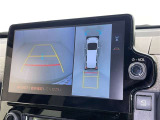 パノラミックビューモニターシステムが付いているので車の上から見た映像が確認できますよ。 一目で車両周辺の情報を確認できますが、直接安全をご確認下さい。