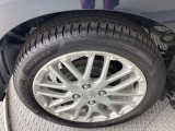 純正アルミホイールです。足元が引き立つので、車全体のイメージがアップしますよ!