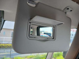 運転席サンバイザーに鏡がついております!忙しい時も身だしなみチェックができます!