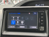 AMやFM、テレビ、Bluetoothなど、画面には複数のオーディオソースが表示されています。使いたい項目を画面から選べる構成で、気分や状況に合わせて車内の音楽や放送を楽しめます。