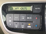 【オートエアコン】一度お好みの温度に設定すれば、車内の温度を検知し風量や温度を自動で調整。暑い&hellip;寒い&hellip;と何度もスイッチ操作をする必要はありません。快適な車内空間には必須の機能ですね♪