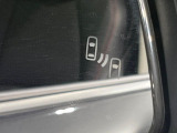 【ブラインドスポットモニター】走行中、ドアミラーの死角になりやすい箇所に後続車が接近するとサイドミラーのレンズに警告を表示!ドライバーに注意喚起をしてくれます。