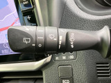 雨天時でもクリアな視界を確保できるワイパーレバーです。運転中の安全性を高める、重要な装備です。