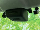 車内の天井付近には複数の機器が備わり、乗員の周囲を確認する装備として活用できます。視界に入りやすい位置にまとまっており、車内装備の配置も把握しやすいです。