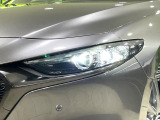 【LEDヘッドライト】悪天候や夜間走行時も良好な視界を確保し安心して運転できる高輝度LEDヘッドライトを装備!点灯速度が早く、消費電力も抑えられています。