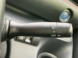 手元で方向指示やライト関連の操作を行えるレバーを備えています。運転中に扱いやすい位置に配置され、周囲への合図や夜間の走行時にも活用できます。表示を確認しながら操作いただけます。