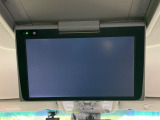 【フリップダウンモニター】大画面モニターで後席でもエンタメをお楽しみいただけます。小さなお子様にも大人気の装備です♪