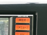 画面脇には現在地やメニュー、AVの表示があり、ナビ画面の操作項目を確認しやすい配置です。各項目がまとまっているため、必要な画面を選ぶ際にも見つけやすく、日常使いに便利です。